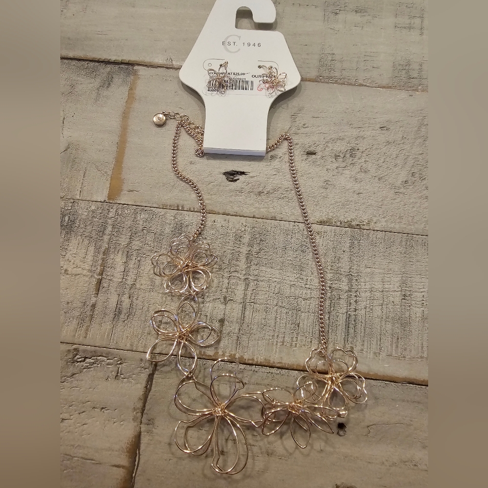 Elegant Gold Floral Necklace